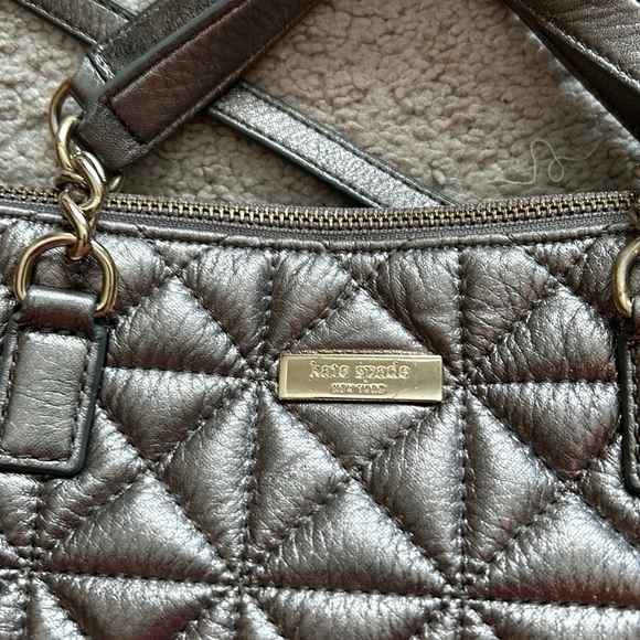 Kate Spade silver quilted leather handbag/crossbody bag. Good condition! - Picture 4 of 6